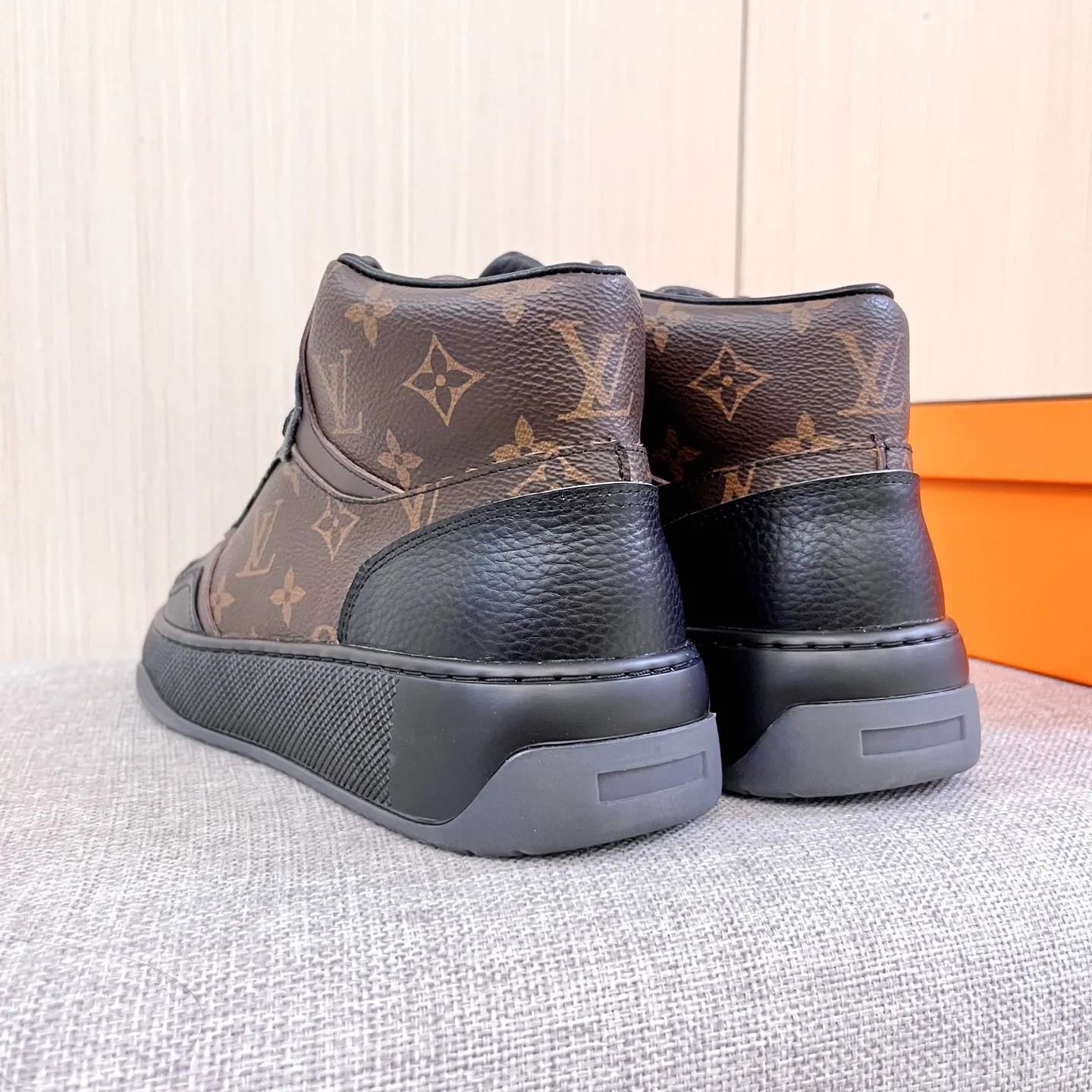 Men's shoes💰 460💰[LV]🔥Louis Vuitton, high-end men's shoes brand, official website 1:1 latest masterpiece: the upper is made of Italian imported first-layer cowhide with a comfortable and breathable lining➕original non-slip and wear-resistant outsole🔥, making walking more convenient and comfortable! An exclusive new model, a stunning work, a beautiful 1:1 replica [color] compared to the official quality! Create a fashionable personality to set off your uniqueness! A must-have for trendy men! Classic🔥Size: 38-44 Color: 🔥 2⃣️colors available🔥